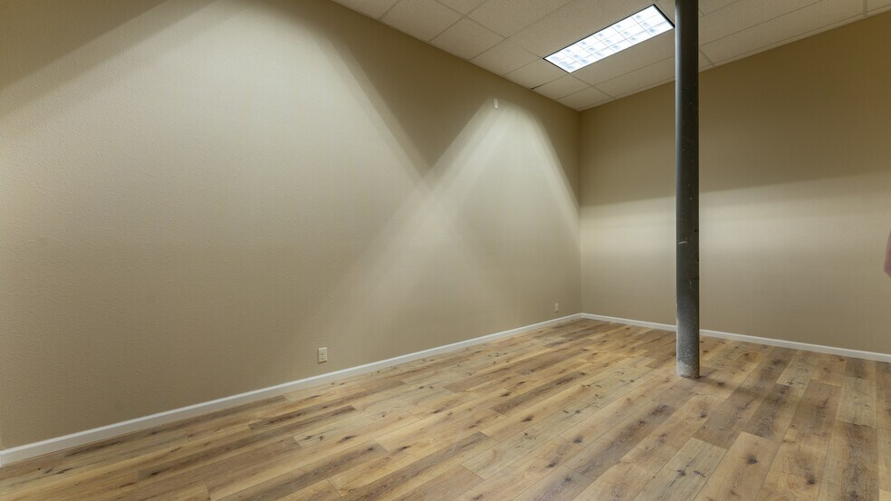 More Photos Of 4466 Horseshoe Bend Pky, Village Of Four Seasons General Retail For Sale