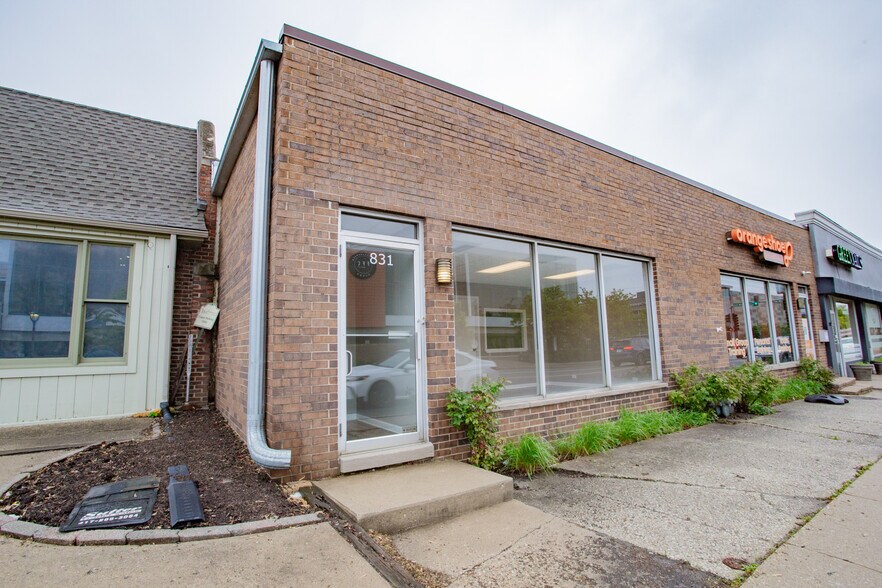 More Photos Of 831 W Touhy Ave, Park Ridge Storefront For Lease