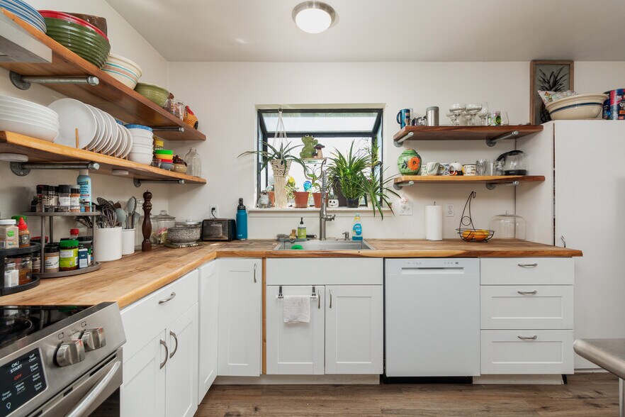 More Photos Of 3510 NE Highway 101, Lincoln City Hotel For Sale