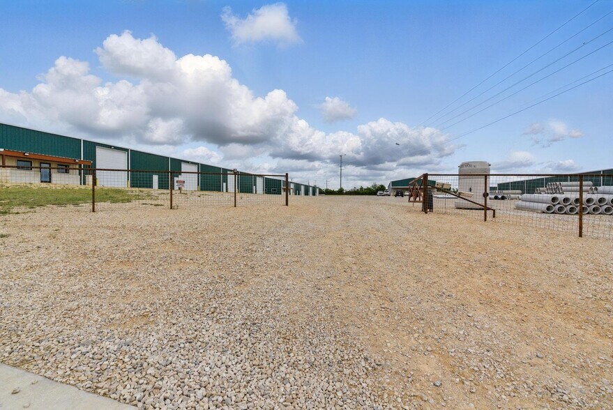 More Photos Of 120 W Scenic Trl, Weatherford Warehouse For Lease