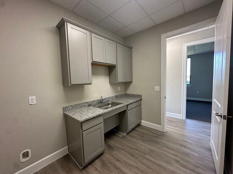 More Photos Of 5501 Cabrera Dr, Sugar Land Unknown For Lease