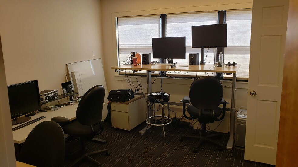 More Photos Of 1800 E State St, Hamilton Showroom For Lease