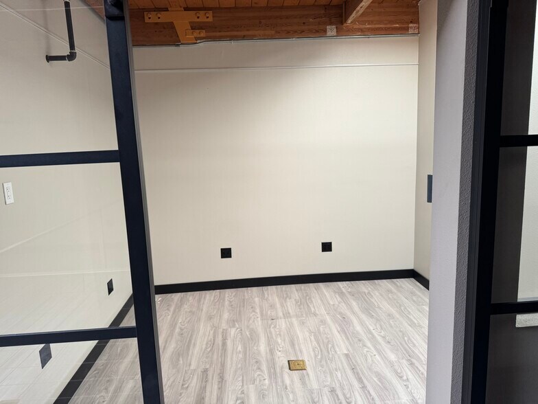 More Photos Of 4125 Market St, Ventura Light Manufacturing For Sale