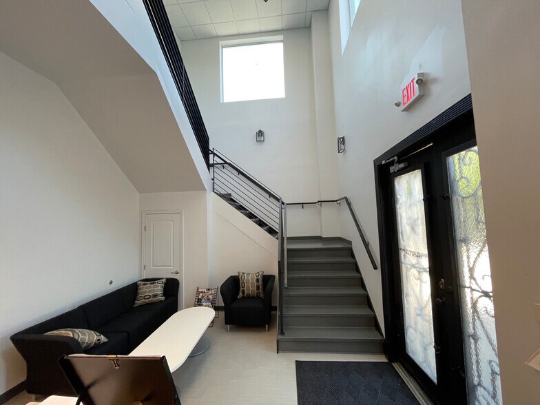 More Photos Of 11511 N Garden St, Houston Office Residential For Sale