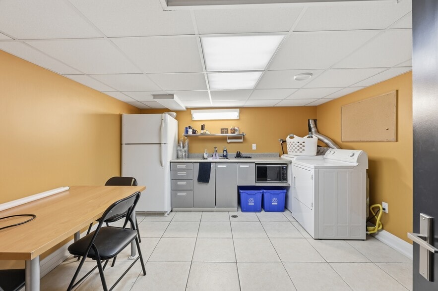 More Photos Of 60 King St W, Hamilton Office For Sale