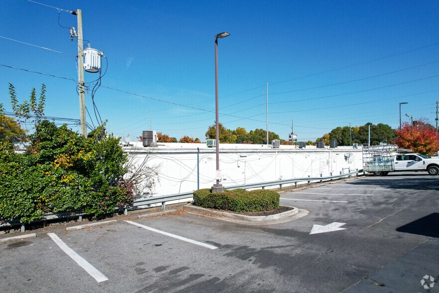 More Photos Of 2620 Cobb Pky SE, Smyrna General Retail For Lease