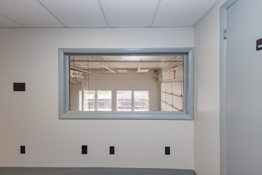 More Photos Of 5513 N Oxford St, Indianapolis Showroom For Lease