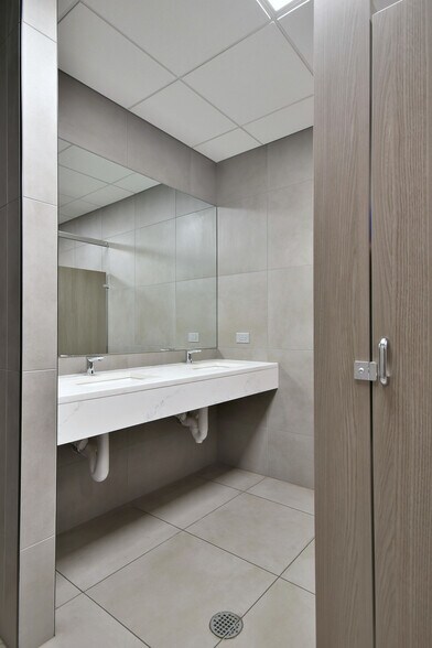 More Photos Of 6363 W 73rd St, Bedford Park Manufacturing For Lease