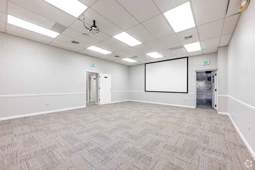 More Photos Of 403 W Admiral Doyle Dr, New Iberia Distribution For Sale