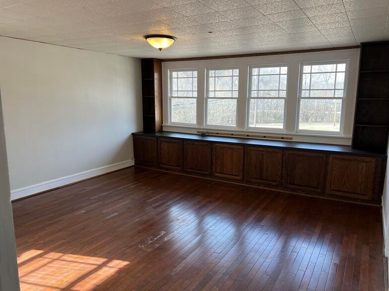 More Photos Of 1405 S Business Highway 65, Hollister Office Residential For Sale