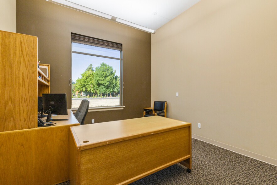 More Photos Of 422 S 5th St, Klamath Falls Office For Sale