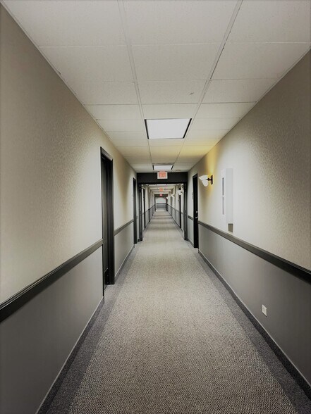 More Photos Of 960 Rand Rd, Des Plaines Office For Lease