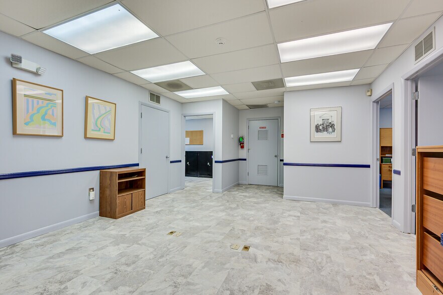 More Photos Of 11 Clyde Rd, Somerset Office For Sale