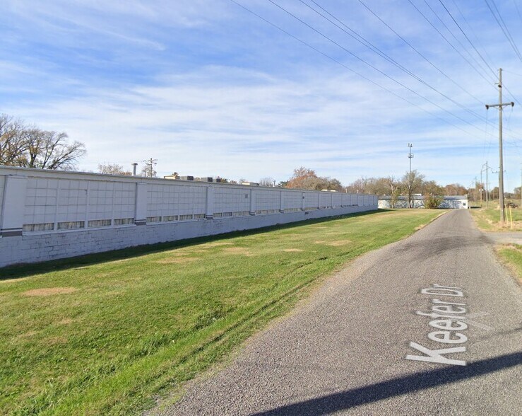 More Photos Of 1015 W Jefferson St, Vandalia Warehouse For Lease