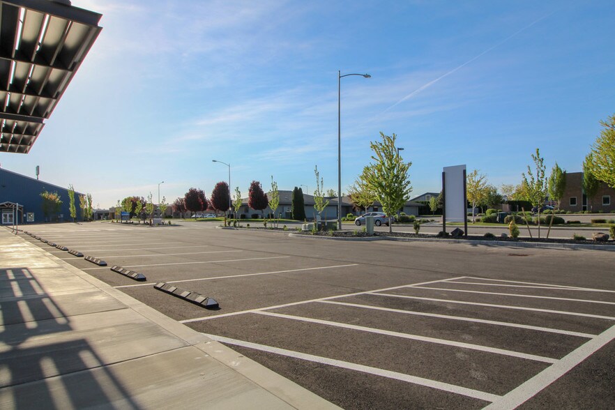 More Photos Of 8804 W Victoria Ave, Kennewick Showroom For Lease
