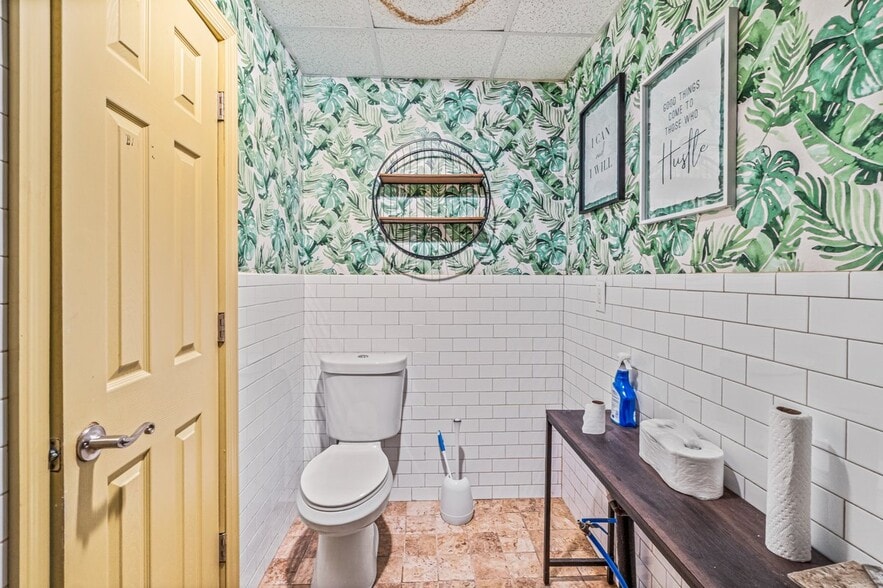 More Photos Of 75 Windsor Ave, Mineola Warehouse For Sale