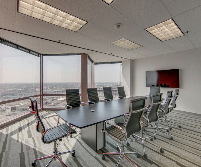 More Photos Of 1910 Pacific Ave, Dallas Office For Lease