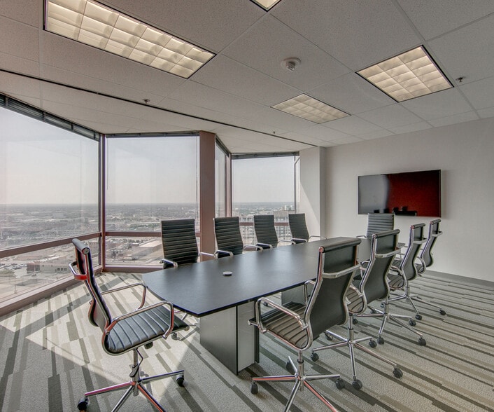 More Photos Of 1910 Pacific Ave, Dallas Office For Lease