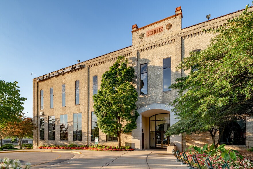 More Photos Of 101 W Pleasant St, Milwaukee Office For Lease