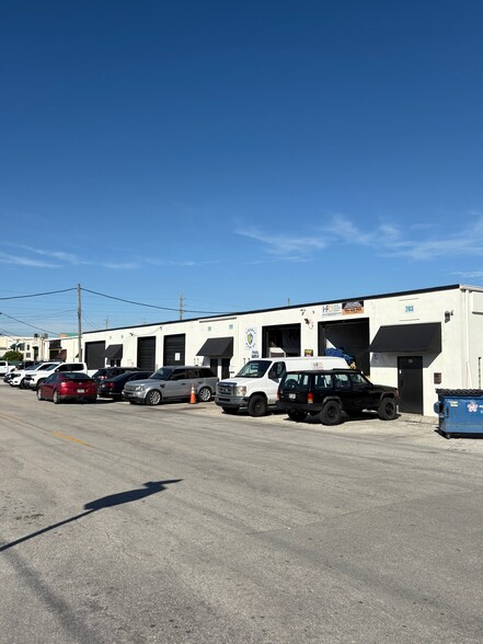 Primary Photo Of 203-211 SW 28th St, Fort Lauderdale Warehouse For Lease