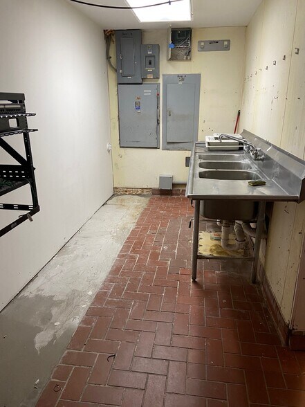 More Photos Of 505 W Murdock Ave, Oshkosh Storefront Retail Office For Lease