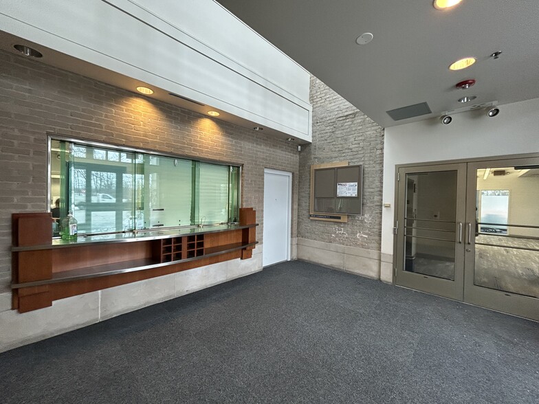 More Photos Of 520 Green Bay Rd, Winnetka Office For Lease