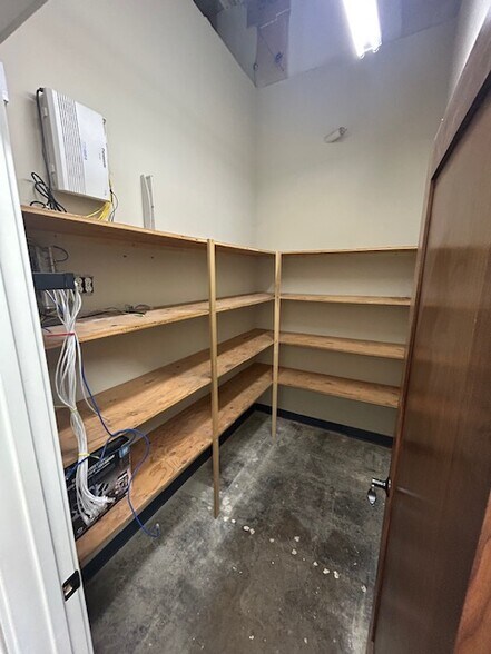 More Photos Of 5967 Merle Hay Rd, Johnston Storefront Retail Office For Lease