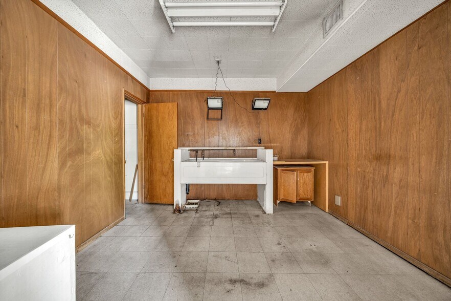 More Photos Of 1433 N 1st St, Phoenix General Retail For Sale