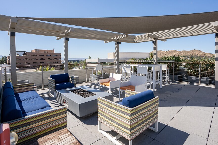 More Photos Of 3750 Main St, Riverside Apartments For Lease