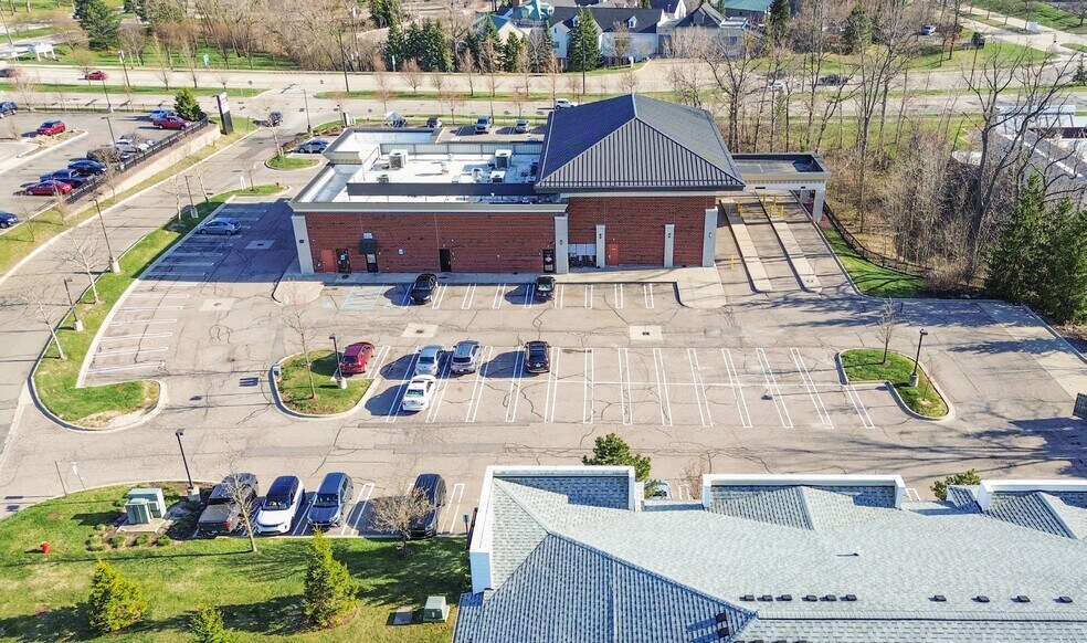 More Photos Of 3355-3395 University Dr, Auburn Hills Storefront For Lease