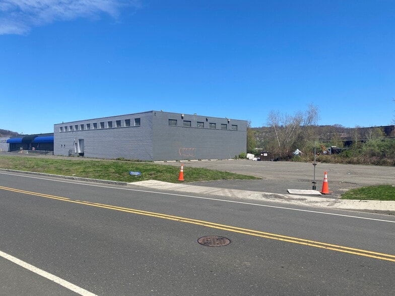 More Photos Of 195 Freight St, Waterbury Bar For Lease