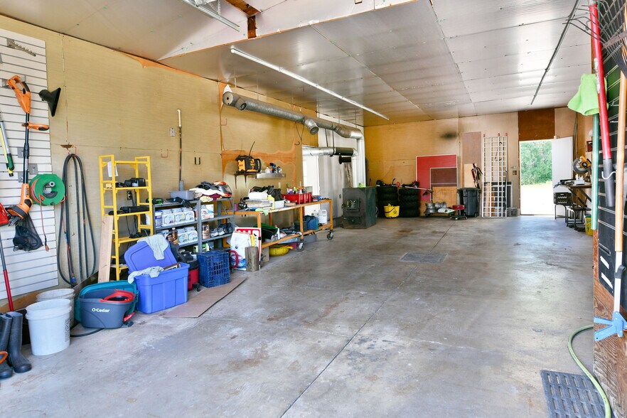 More Photos Of 4085 Herner County Line Rd, Southington Showroom For Sale