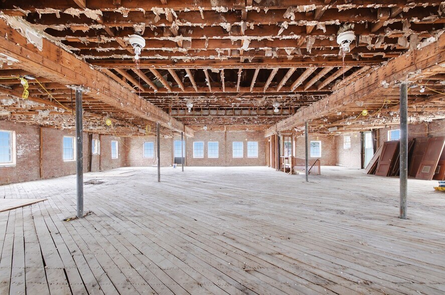 More Photos Of 1 Public Square Red Boiling Springs Sq, Lafayette Showroom For Sale
