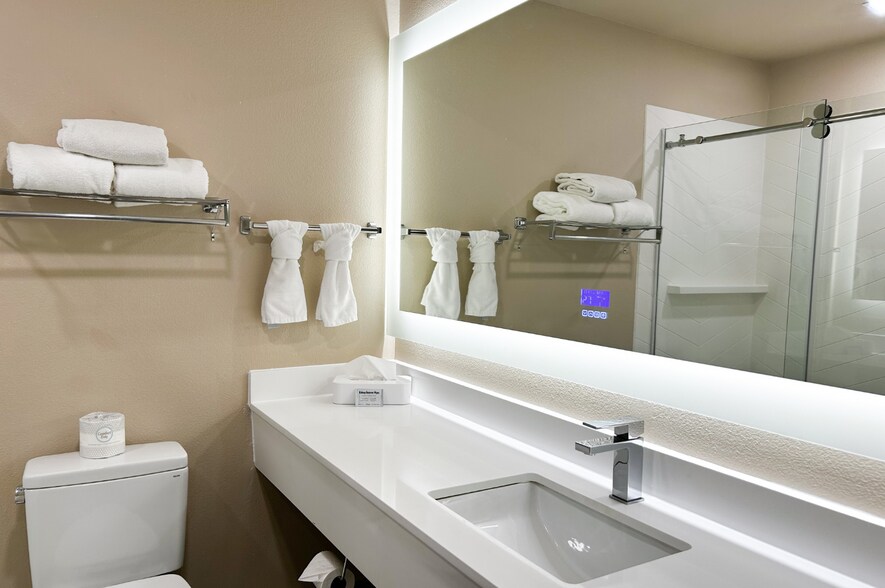 More Photos Of 480 London Bridge Rd, Lake Havasu City Hotel For Sale