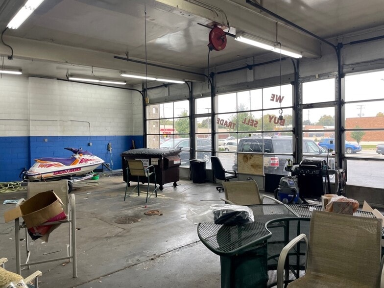 More Photos Of 5818 N 2nd St, Loves Park Auto Dealership For Lease