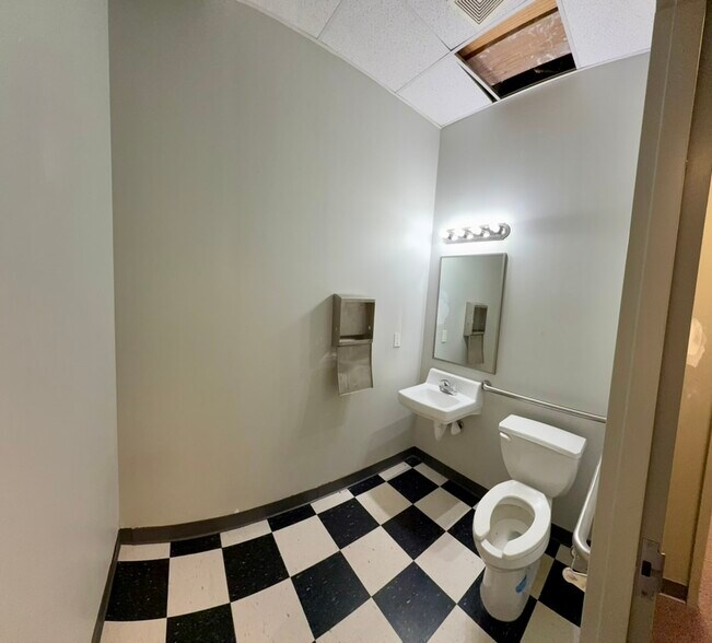 More Photos Of 9000 Peridot Pky, Stockbridge Unknown For Lease