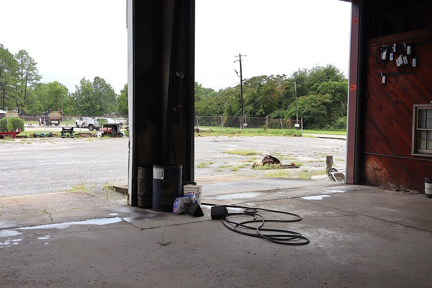 More Photos Of 1530 Parker Ln, Enterprise Warehouse For Lease