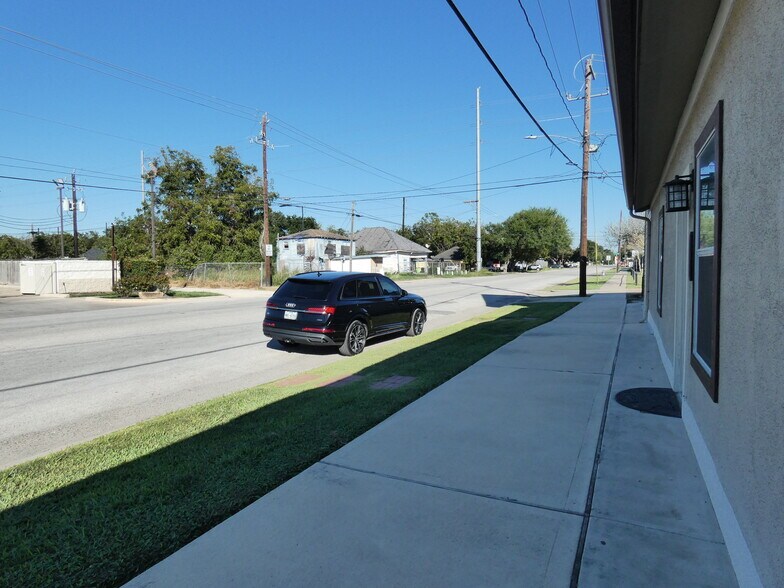 More Photos Of 1704 Avenue D, Rosenberg Specialty For Lease