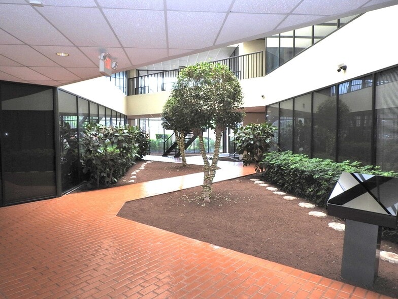 More Photos Of 13313 Southwest Fwy, Sugar Land Office Residential For Lease