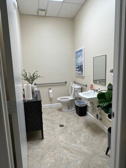 More Photos Of 2860 W State Road 84, Fort Lauderdale Office For Sale