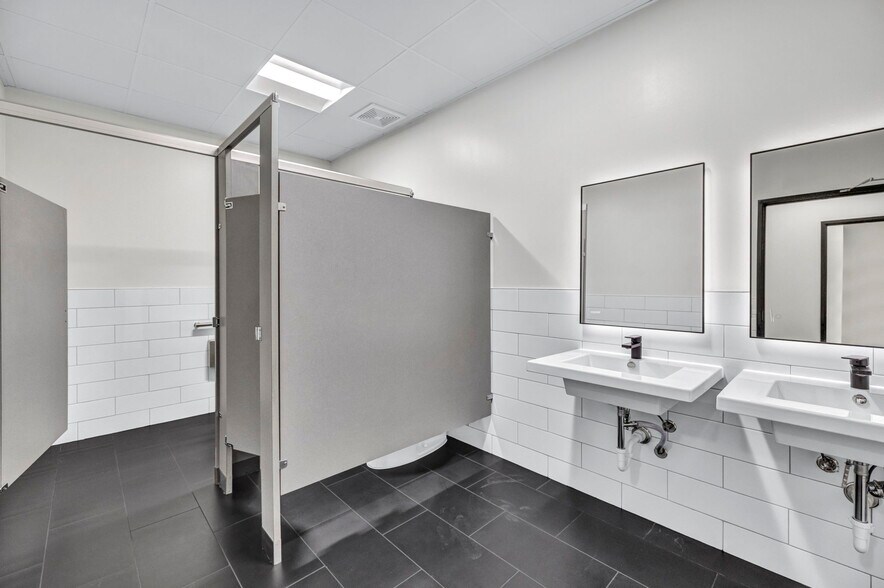 More Photos Of 4806 Commercial Park Dr, Austin Manufacturing For Sale