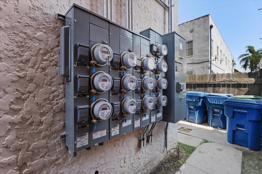 More Photos Of 630 S Cochran Ave, Los Angeles Apartments For Sale