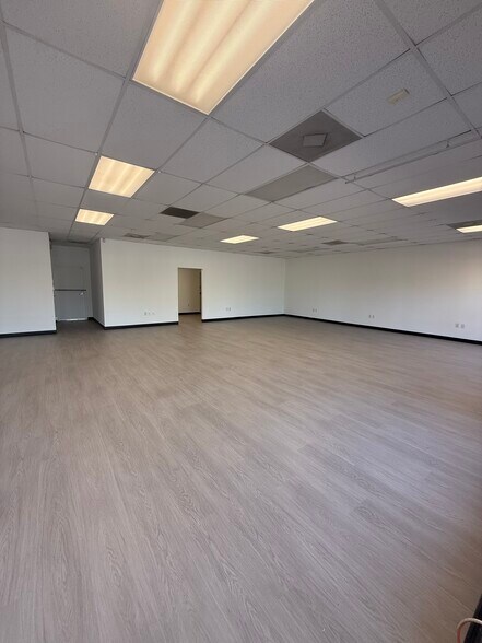 More Photos Of 8841-8863 Canoga Ave, Canoga Park Flex For Lease