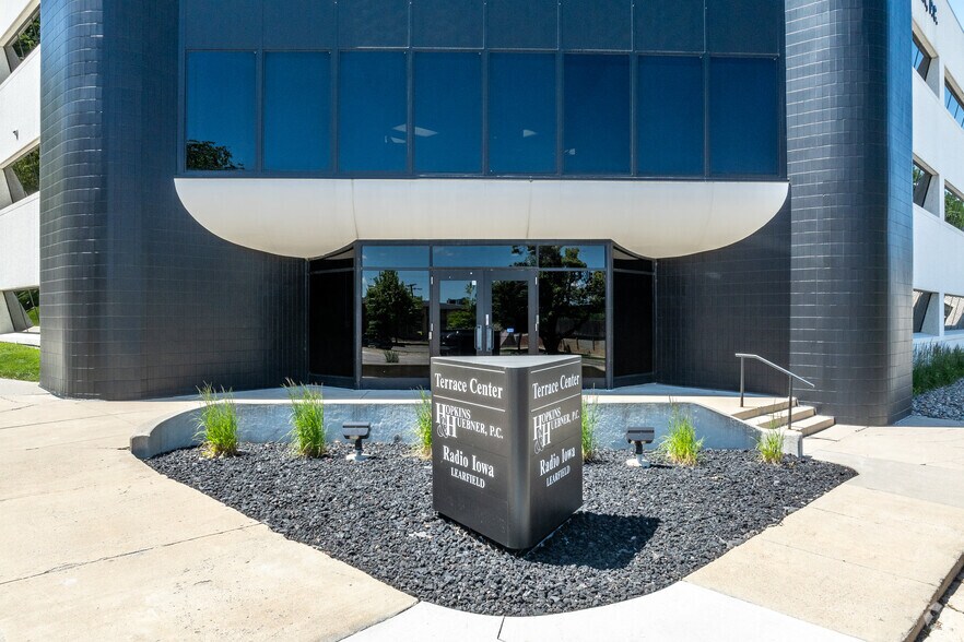 More Photos Of 2700 Grand Ave, Des Moines Office For Lease