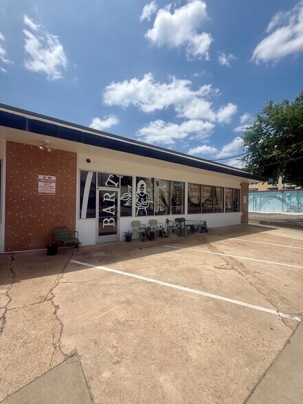 More Photos Of 900-904 Lamar Blvd N, Austin Unknown For Lease