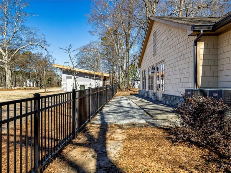 More Photos Of 2057 Grayson Hwy, Grayson Freestanding For Sale