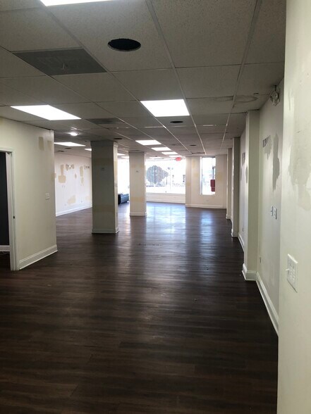 More Photos Of 417 Railroad Ave, Round Lake Freestanding For Lease