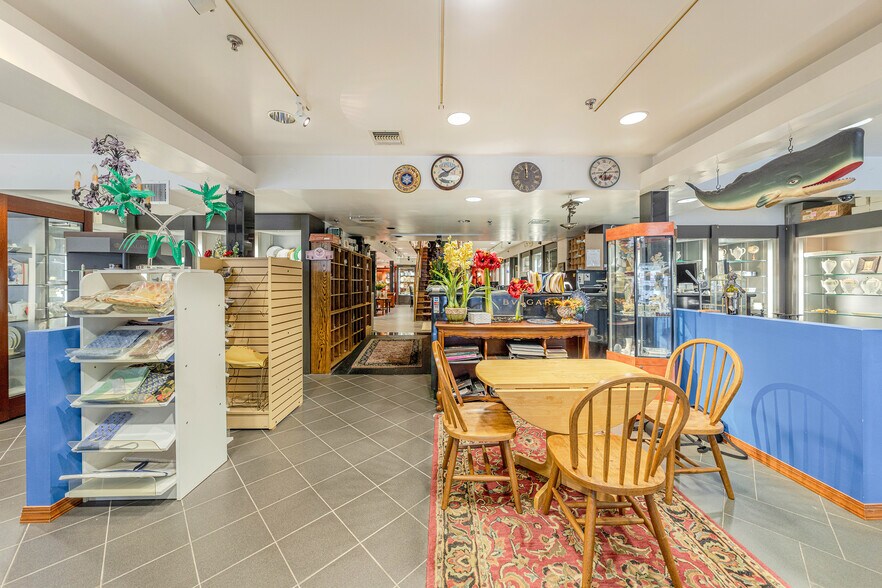 More Photos Of 560 Main St, Fort Lee Freestanding For Sale