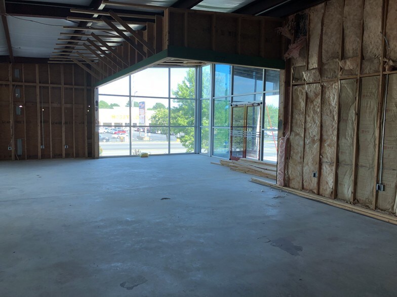 More Photos Of 3155 N College Ave, Fayetteville Storefront Retail Office For Lease