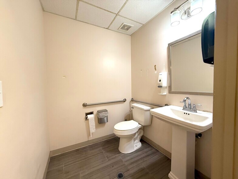 More Photos Of 833 E Oak St, Kissimmee Medical For Lease